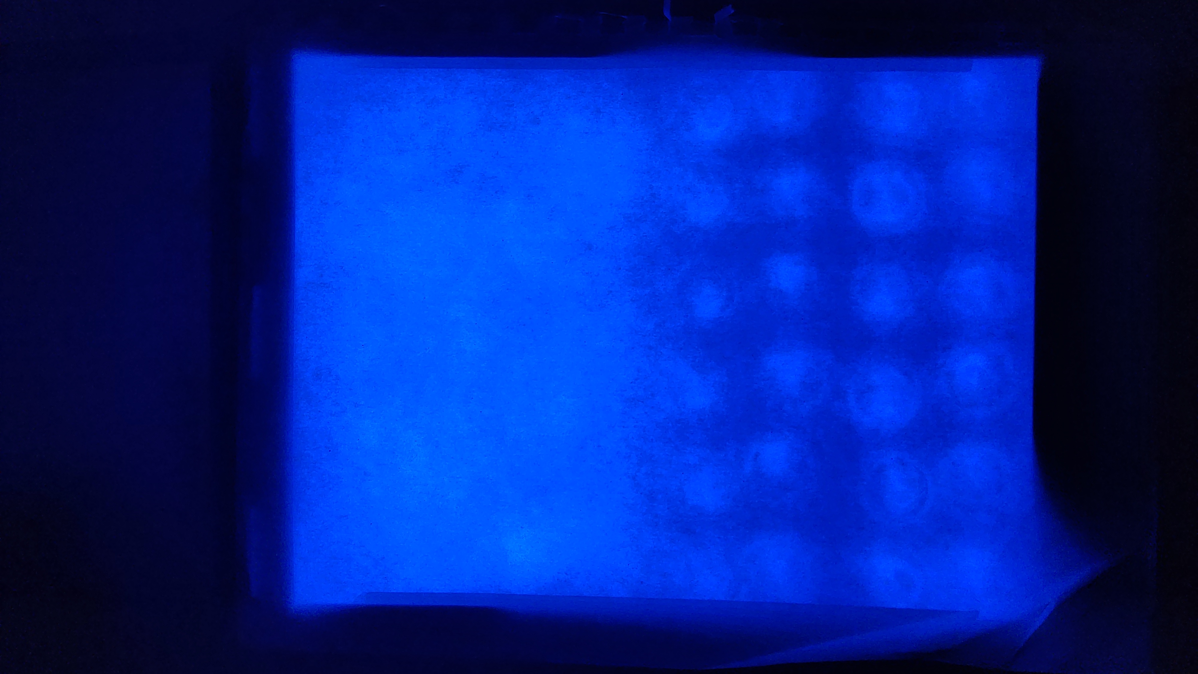 Before-and-after image of the illumination: Very uniform on the left, individual light cones still visible on the right